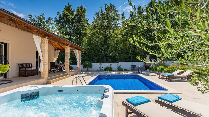 Ferienhaus für 6 Personen, mit Terrasse und Whirlpool sowie Garten