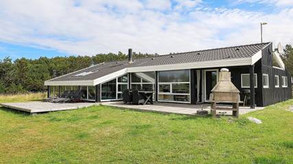 Ferienhaus für 9 Personen, mit Pool und Whirlpool sowie Sauna und Terrasse in Løkken