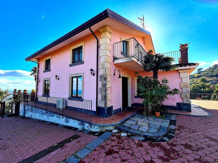 Agriturismo con piscina per 12 persone, con Vista oceano e Balcone/Terrazza nonché Idromassaggio e Giardino a Catania