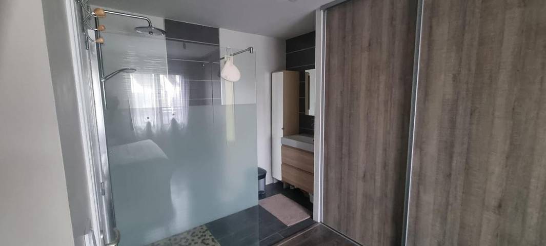 Gîte pour 2 personnes, avec piscine ainsi que jardin et vue à Changé - 2