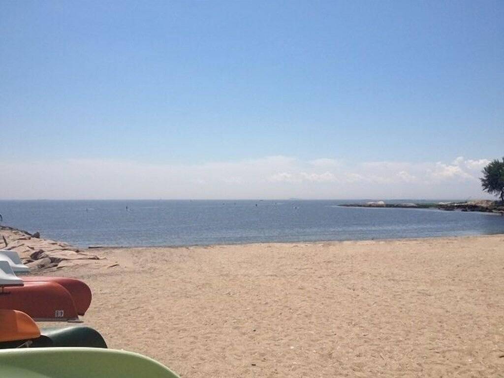 Geräumige, gehobene Unterkunft direkt neben dem Sandstrand, Blick auf das Wasser auf 3 Seiten in Guilford, Connecticut