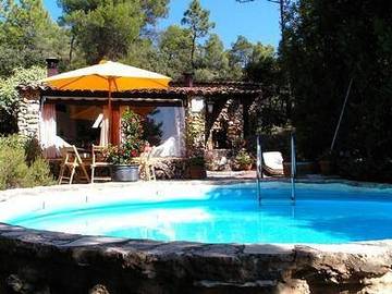 Gîte pour 5 personnes, avec terrasse ainsi que jardin et piscine à Sillans-la-Cascade