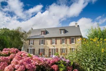 Gîte pour 12 personnes, avec piscine et jardin, adapté aux familles à Guéhébert