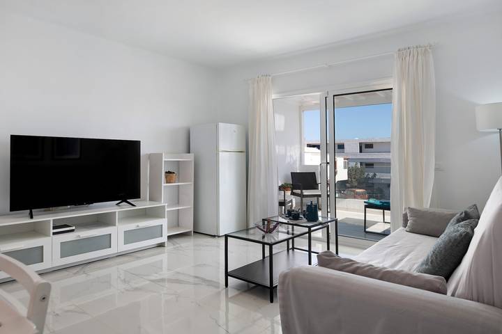 Apartamento entero, Casa Fariones cerca de la playa con terraza, piscina compartida y Wi-Fi in Puerto del Carmen, Tías