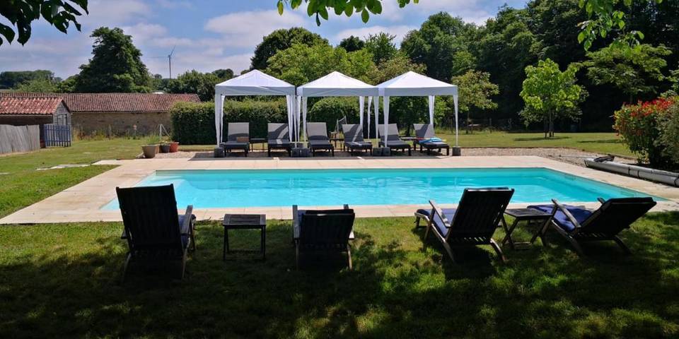 Location de vacances pour 10 personnes, avec terrasse et piscine à Nanteuil-en-Vallée - 2