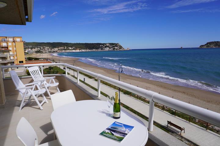 Ferienwohnung für 2 Personen, mit Meerblick und Balkon sowie Garten und Pool in Els Griells