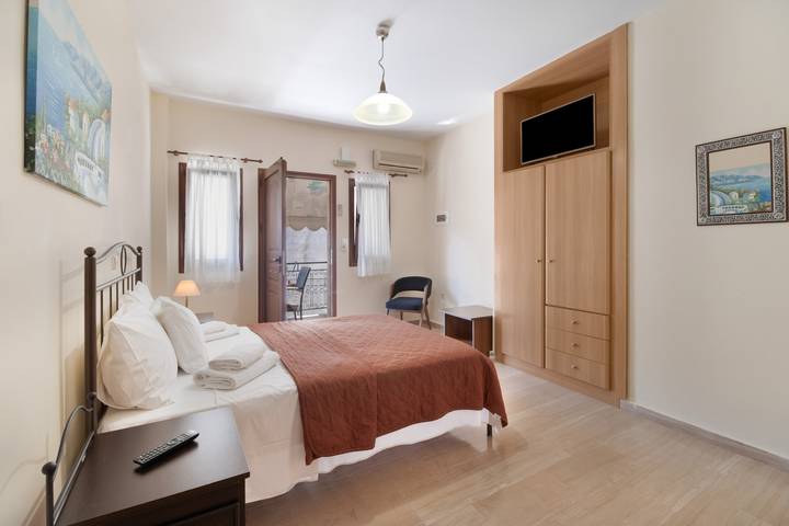 Entire studio, Studio Apartment 'Vaso' with Mountain View, Wi-Fi and Air Conditioning in Nikiana, Alexandros