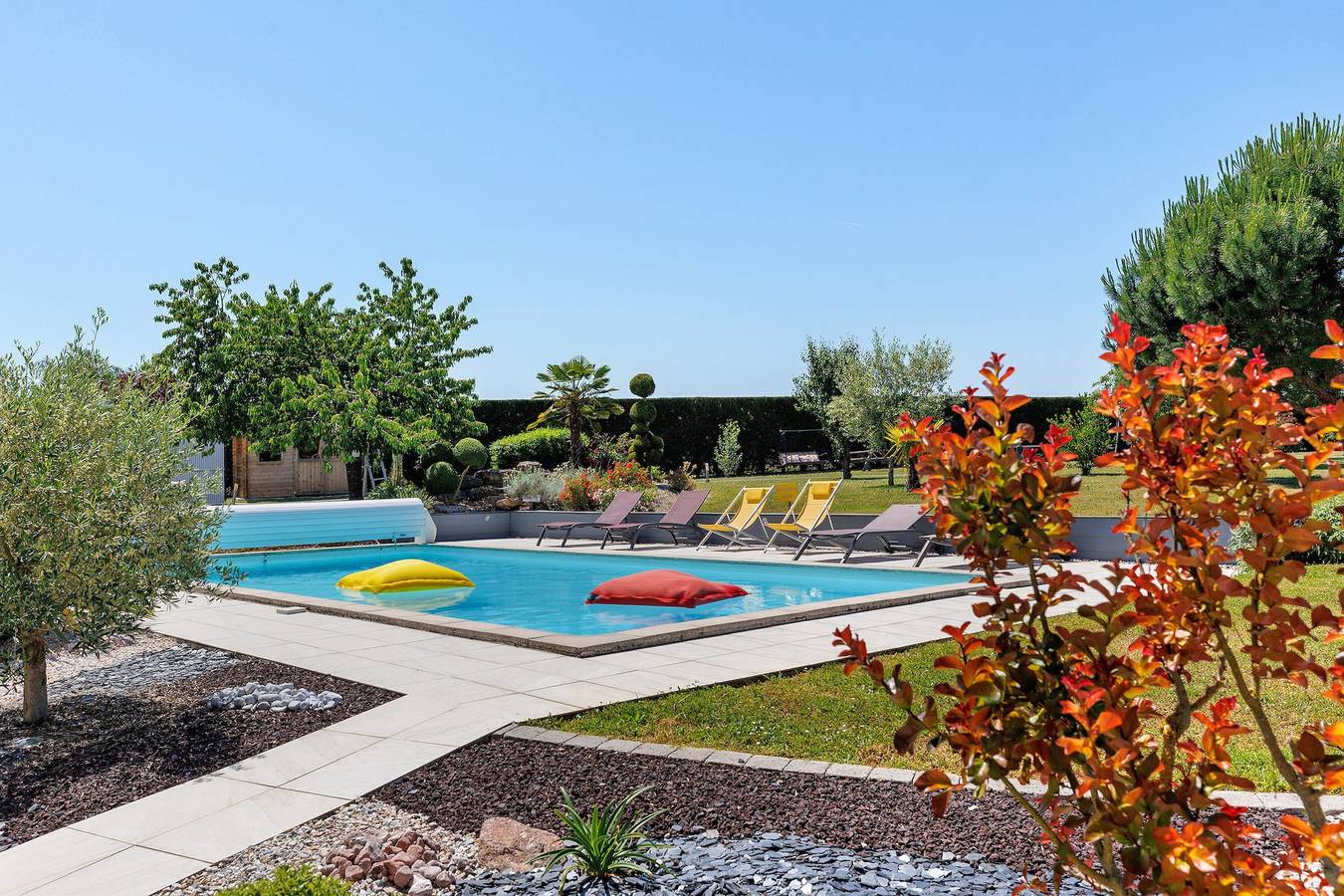 Chambre familiale près du Futuroscope – Petit-déjeuner inclus, piscine partagée in Neuville-de-Poitou, Vienne (France)