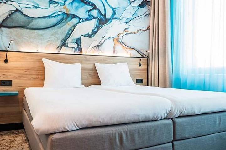 Stylish Seaside Haven w/E-Bike Rental, Onsite Dining & local attractions nearby! in Scheveningen, Den Haag