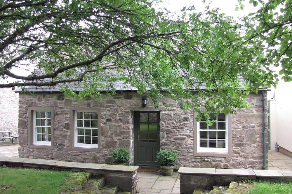 The Arns Cottage is a traditional stone built, cosy and luxurious retreat. in Perthshire