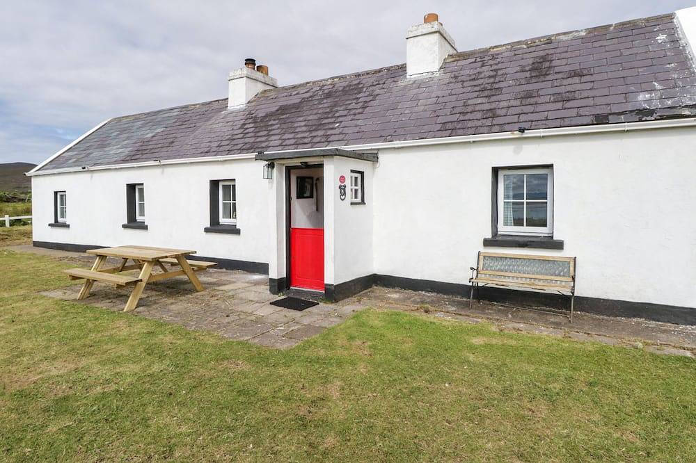 Sound Cottage, pet friendly in Achill Island, County Mayo in Doogea ED, Acaill