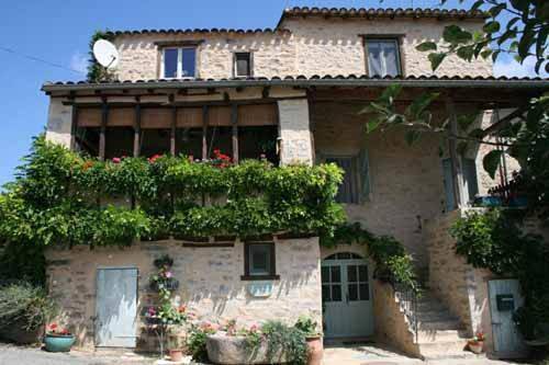 Cottage pour 2 personnes, avec terrasse et jardin ainsi que vue et piscine à Varen