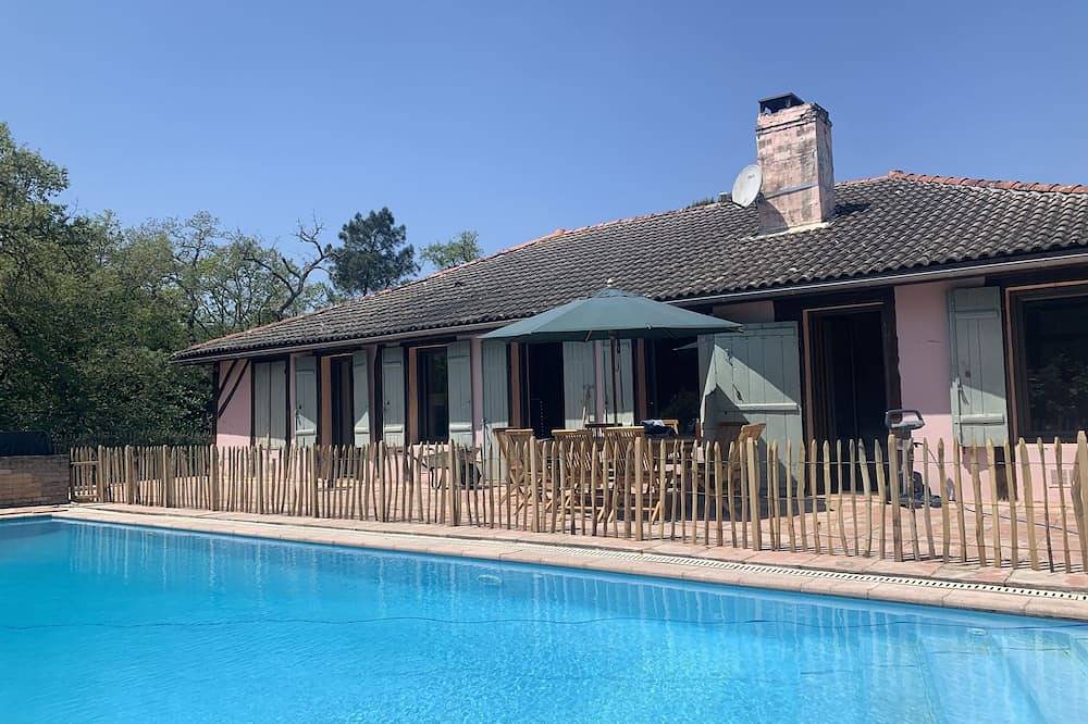 Maison Landaise sleeps 12 max* swimming pool tennis bowling green near lakes & ocean in Ychoux, Landes