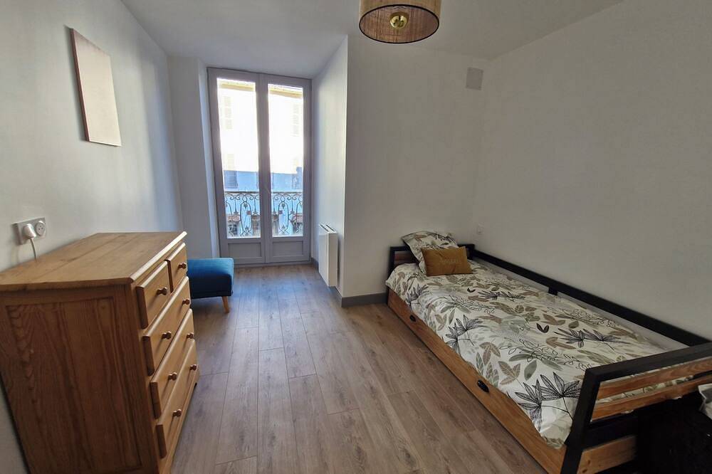 Entire apartment, Apparently modern with city center view in La Bourboule, Volcans d'Auvergne Regional Nature Park