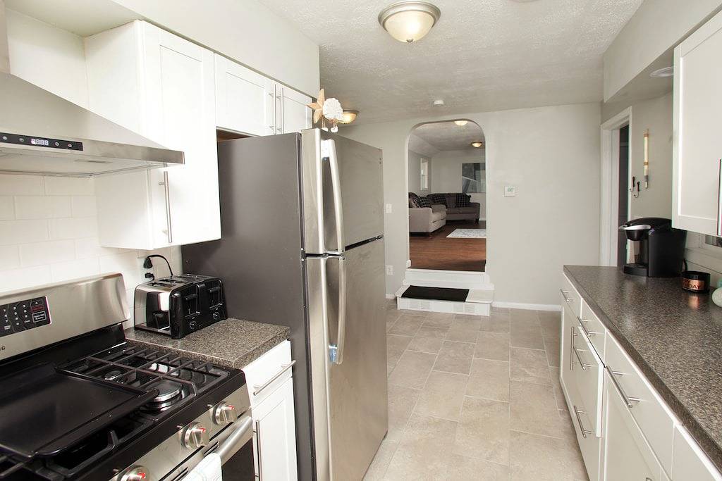 Geräumige Haus Schritte entfernt von \"The Strip\" in Gotl mit 1 Hektar Abgeschiedenheit! in Geneva-on-the-Lake, Ashtabula County