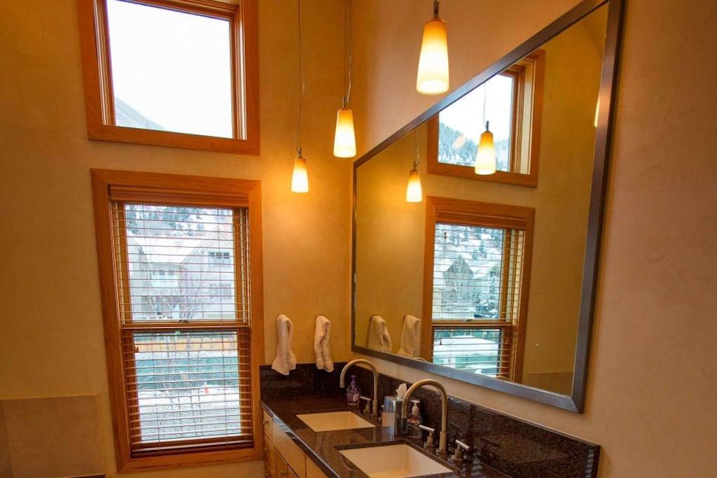 Perfekte Lage! Erstaunliches Stadthaus mit Blick auf die Berge - 1 Block zum Gondola Plaza, Restaurants & Shops! in Telluride, Telluride Ski Resort