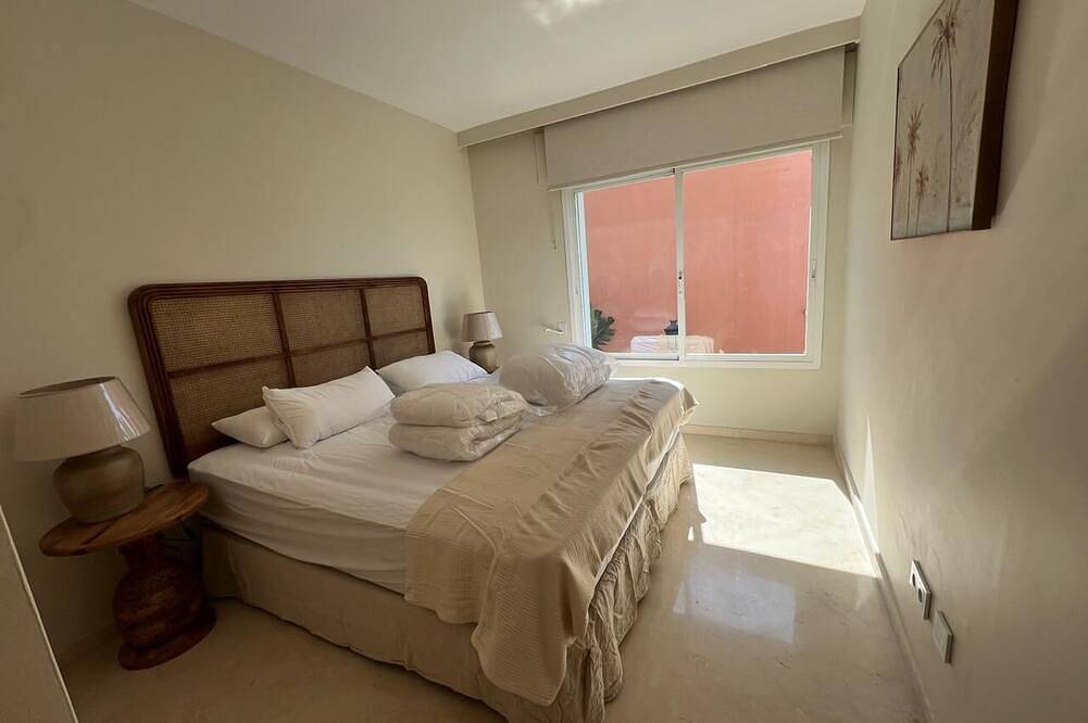 Entire apartment, Costa del sol penthouse 500m from beach w/oversized terrace in Sun Beach, Estepona