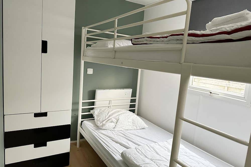 This great compact chalet has three bedrooms and a covered terrace. It has its own passage to the playground. The chalet is therefore ideal for a family with (small) children! in Noord-Holland - Nordseeküste