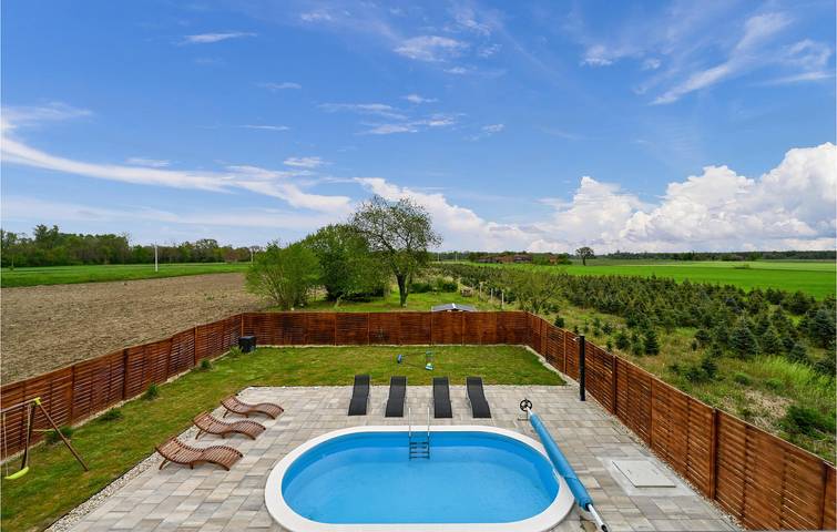 Reizende 2-Zimmer-Wohnung mit Pool, Terrasse und WLAN, 1 km von der Drau entfernt in Koprivnica-Krizevci