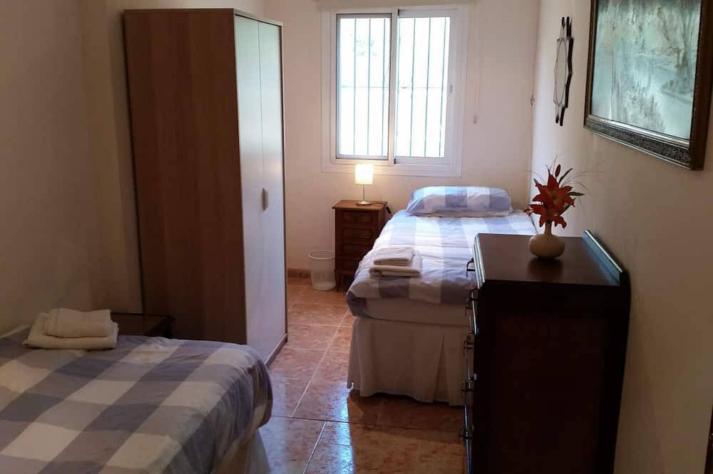 Country finca set in elevated position.Private yet within 15-20mins walk to town in Coín, Province de Málaga