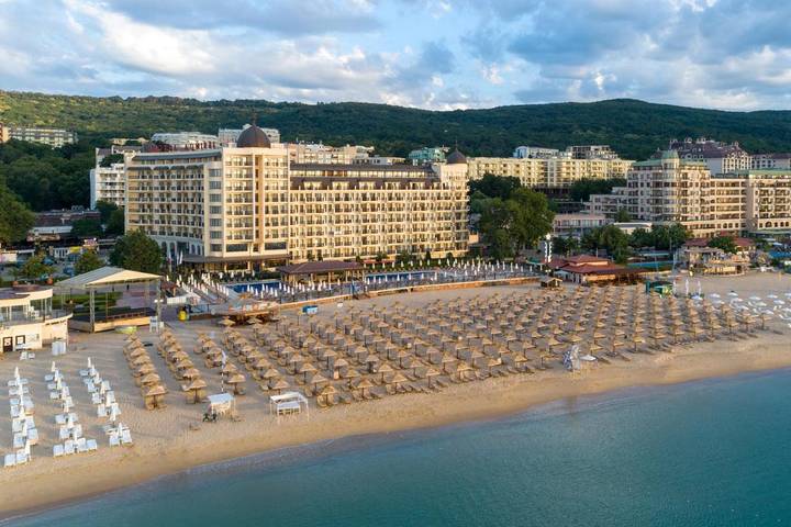 Hôtel pour 2 personnes, avec terrasse ainsi que piscine et sauna