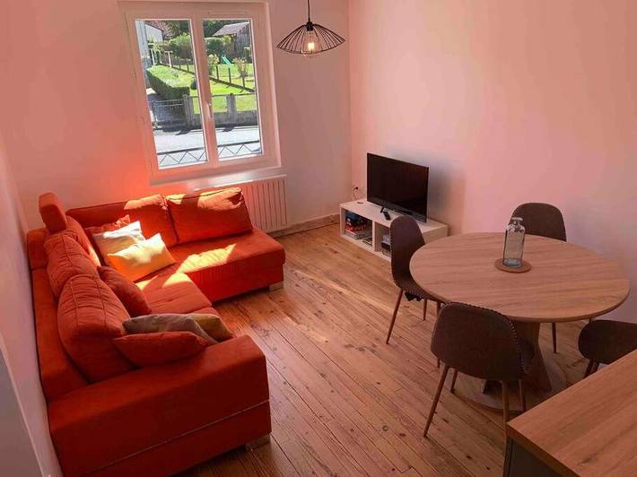 Location de vacances pour 7 personnes, avec vue ainsi que terrasse et jardin à Naucelles - 3