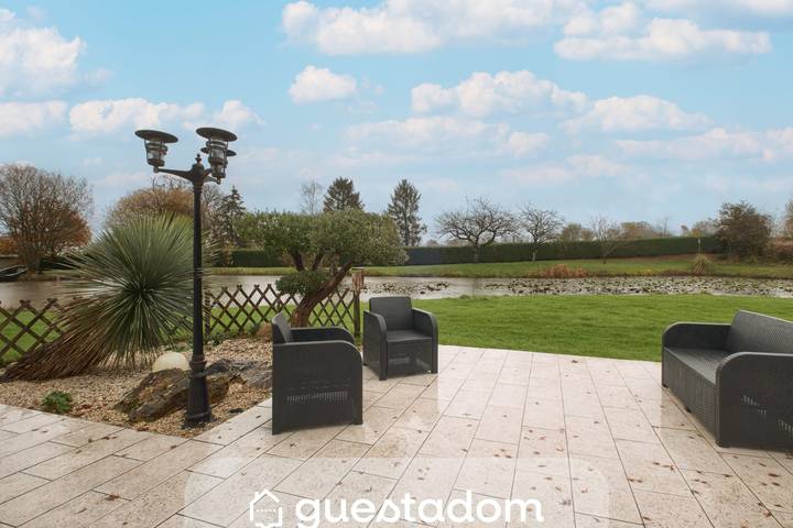 Location de vacances pour 10 personnes, avec Terrasse et Jardin à Ruillé-le-Gravelais