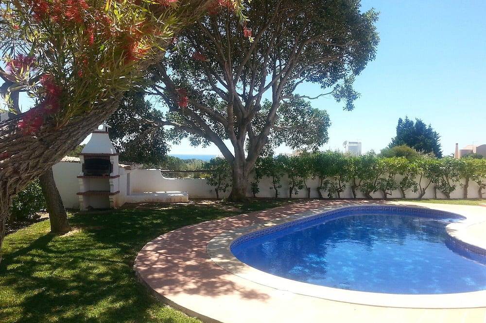 House in a quiet area overlooking the sea, private pool and beautiful Garden in Albufeira, Faro District