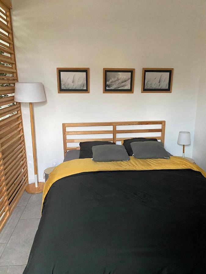 Gîte pour 3 personnes, avec terrasse et jardin dans Les Chères
