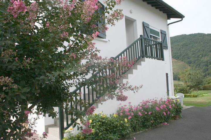 Gîte pour 6 personnes, avec Terrasse ainsi que Jardin et Vue à Ispoure