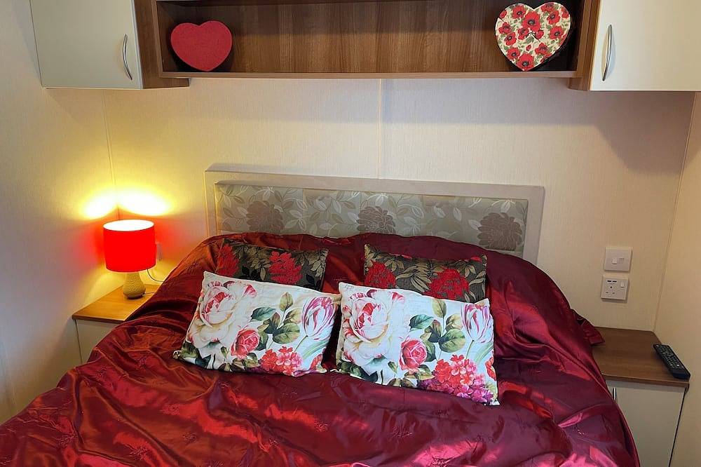 Poppy, dog-friendly caravan with panoramic sea views on Rockley Park Poole wi-fi in Poole, Poole Harbour