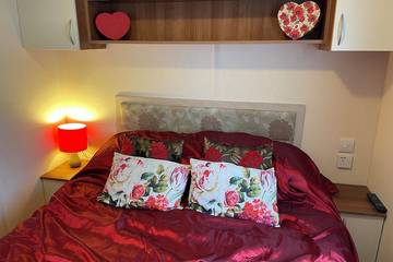 Static Caravan for 4 People in Poole, Poole Harbour, Photo 2