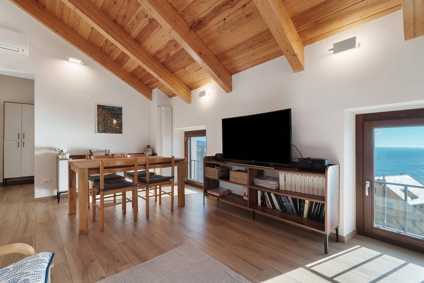 Entire apartment, Apartment 'La Mansarda Di Crevari' with Sea View, Wi-Fi and Air Conditioning in Ponente (Genova), Genoa