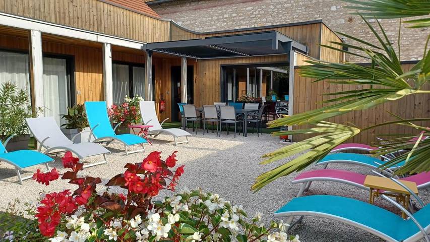 Location de vacances pour 2 personnes, avec vue ainsi que piscine et jardin à Givry - 2