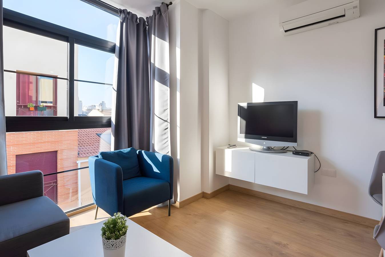 Apartamento entero, Apartamento 'Tranquilo, Luminoso y Céntrico' con Terraza Compartida, Wi-Fi y aire acondicionado. in Málaga Centro, Málaga