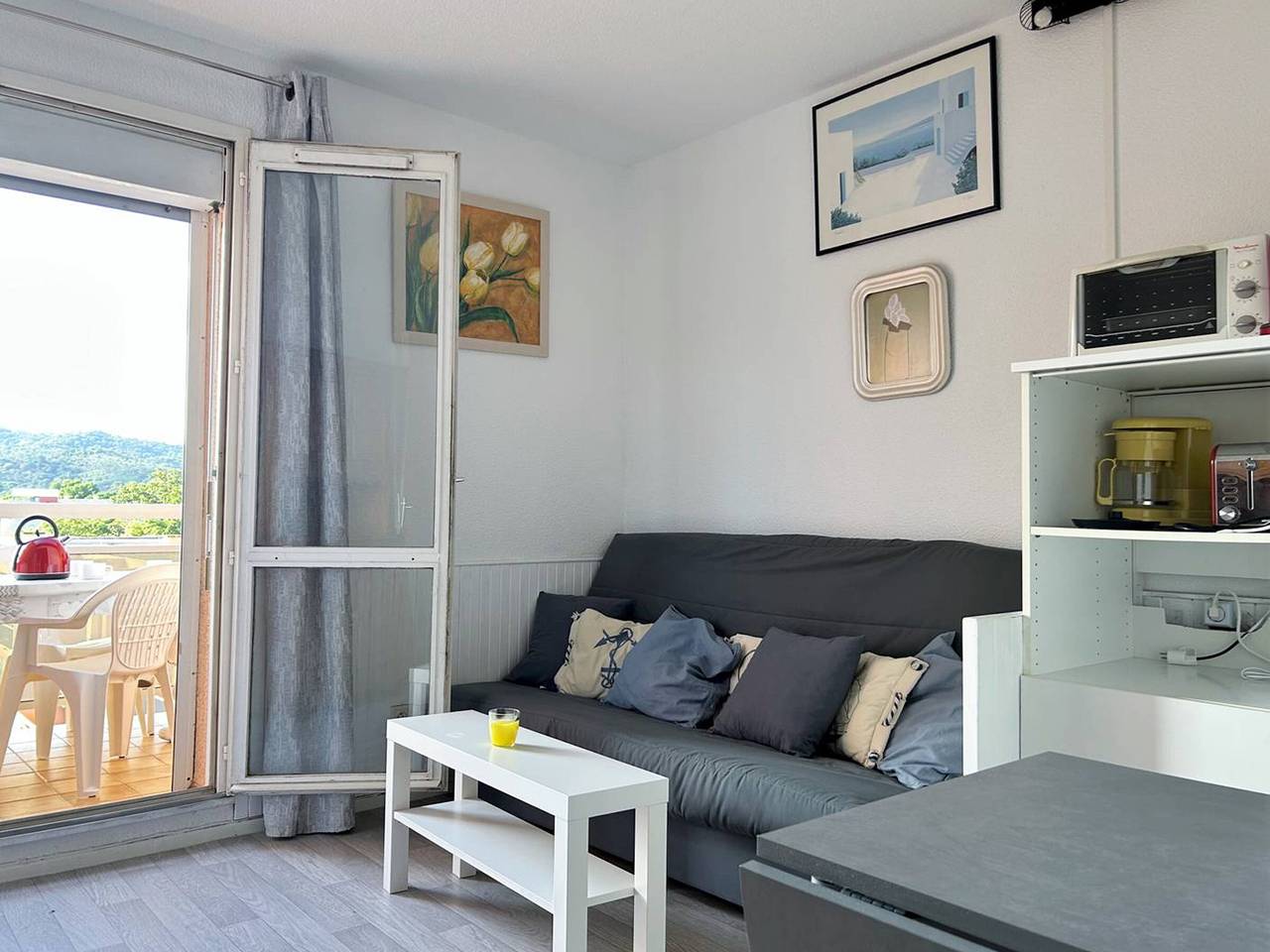 Entire apartment, Cozy 2-Room Apartment, Sleeps 5, Near Beach with Terrace, Parking, and Optional Amenities in Bormes-les-Mimosas, Parc national Port-Cros