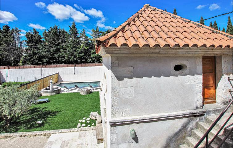 Location de vacances pour 13 personnes, avec terrasse ainsi que jardin et piscine à Rochefort-du-Gard - 3