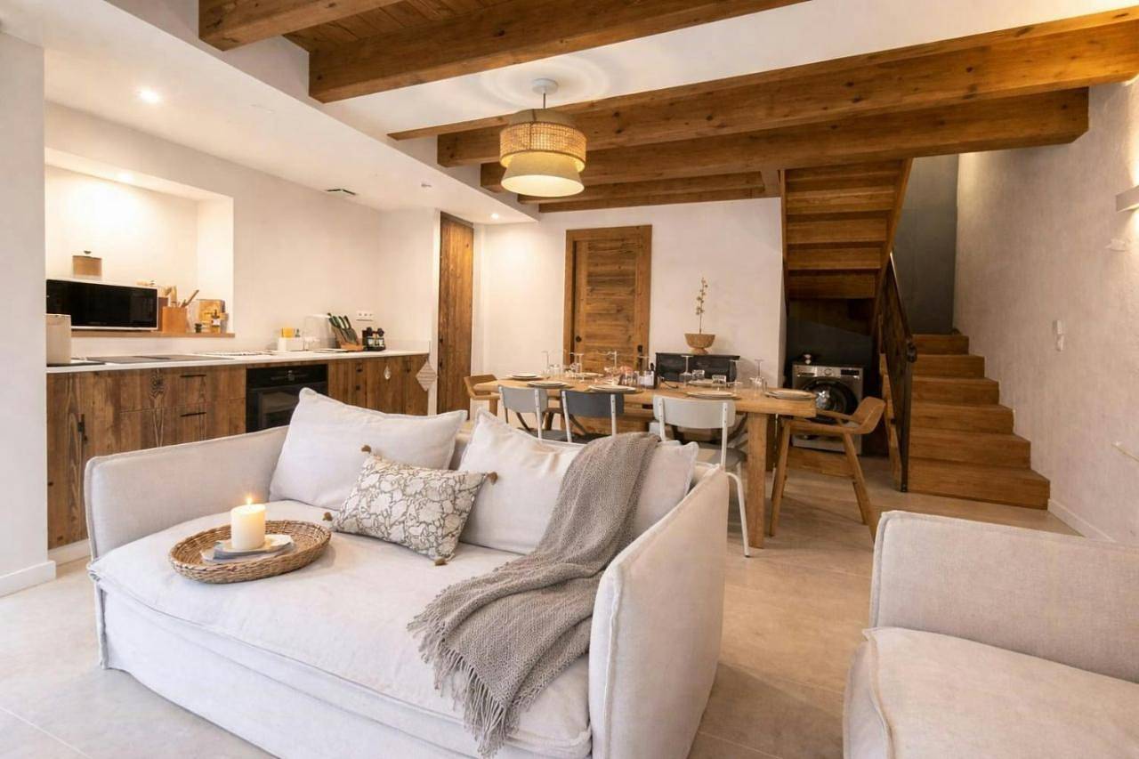 Lakefront Cottage On Lake Bourget in Conjux, Région de Chambéry