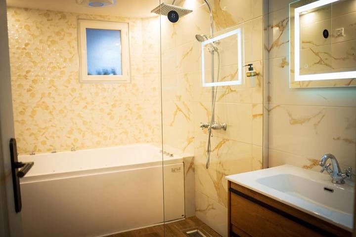 Gîte pour 2 personnes, avec sauna ainsi que terrasse et jacuzzi à Mâcon - 2