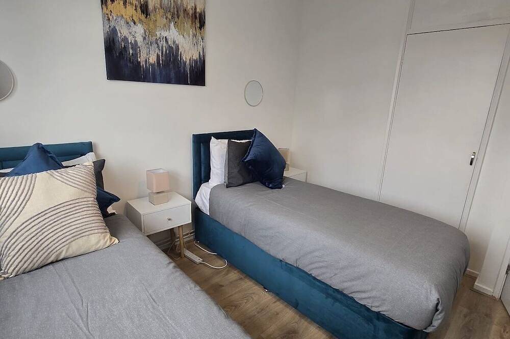 Entire apartment, Spacious 2Br | King Bed & Twin Setup in Slough in Slough, Berkshire