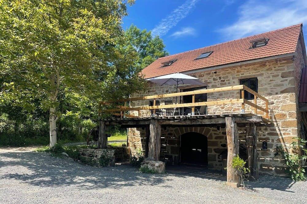 Exceptional gîte on the banks of the river Lot in Capdenac-Gare, Massif Central