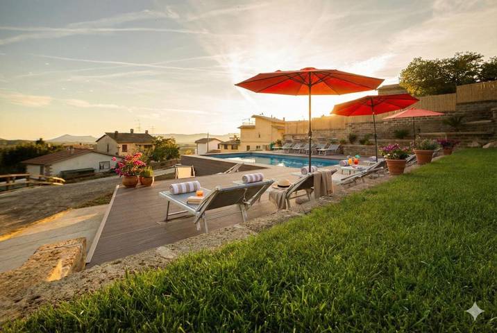 Villa per 15 persone, con piscina e panorama nonché giardino, con animali domestici sul Lago di Bracciano