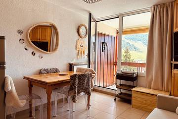Gîte pour 4 personnes, avec sauna ainsi que piscine et balcon à Montaimont
