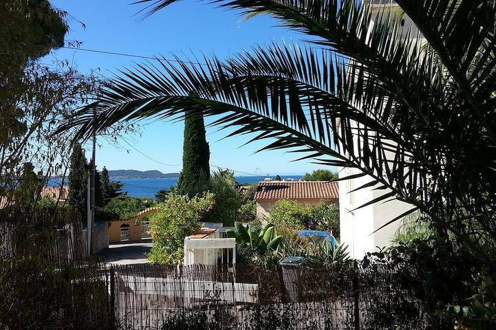 Gîte pour 4 personnes, avec balcon et jardin dans Plage de l'Almanarre