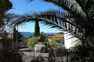 Gîte pour 4 personnes, avec balcon et jardin dans Plage de l'Almanarre