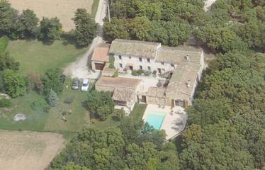 Location de vacances pour 2 personnes, avec vue ainsi que piscine et jardin à Richerenches