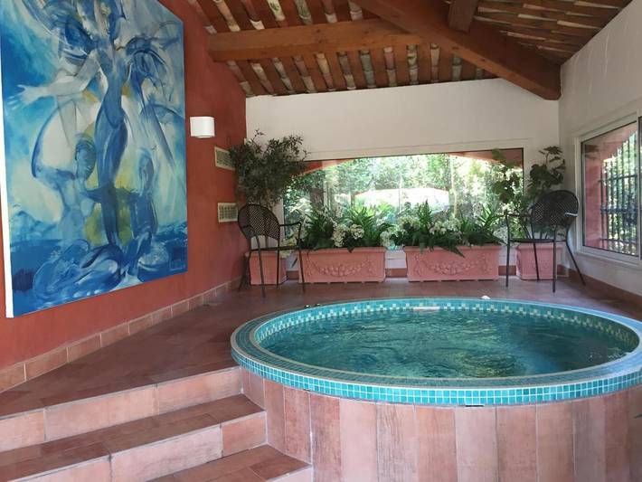 Location de vacances pour 4 personnes, avec vue ainsi que jardin et piscine à Carros - 2