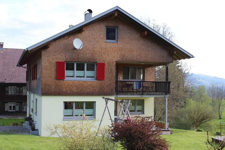 Ferienwohnung für 3 Personen, mit Terrasse und Garten sowie Ausblick in Alberschwende