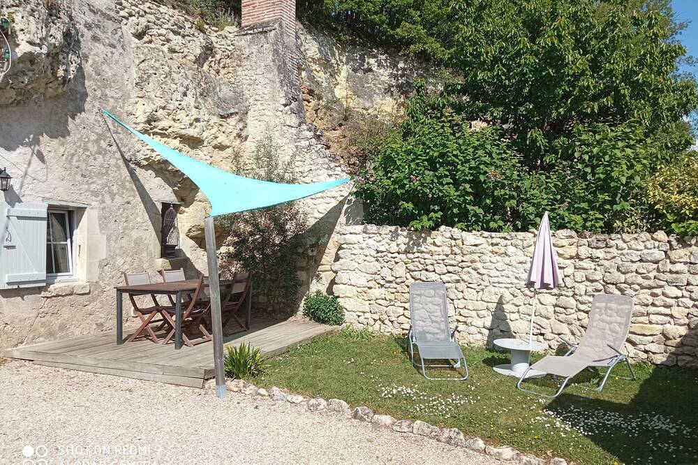 Cave dwelling A fleur de pierre in La Croix-en-Touraine, Tours region