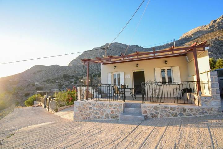 Location de vacances pour 4 personnes, avec vue et jardin dans Panormos